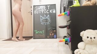 Sweetbuttocks - Naked girl meets delivery guy